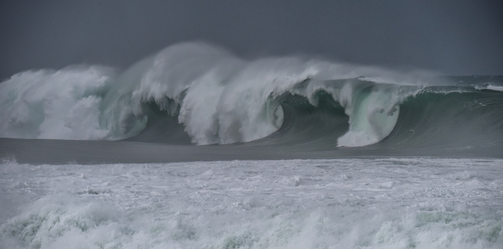 Big winter waves breaking on the west coast of Victoria 